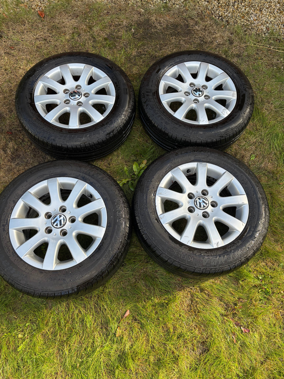 Genuine Volkswagen Golf Mk5 17” Alloys- Complete set with tyres