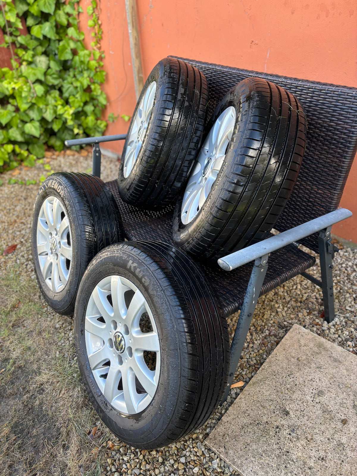 Genuine Volkswagen Golf Mk5 17” Alloys- Complete set with tyres