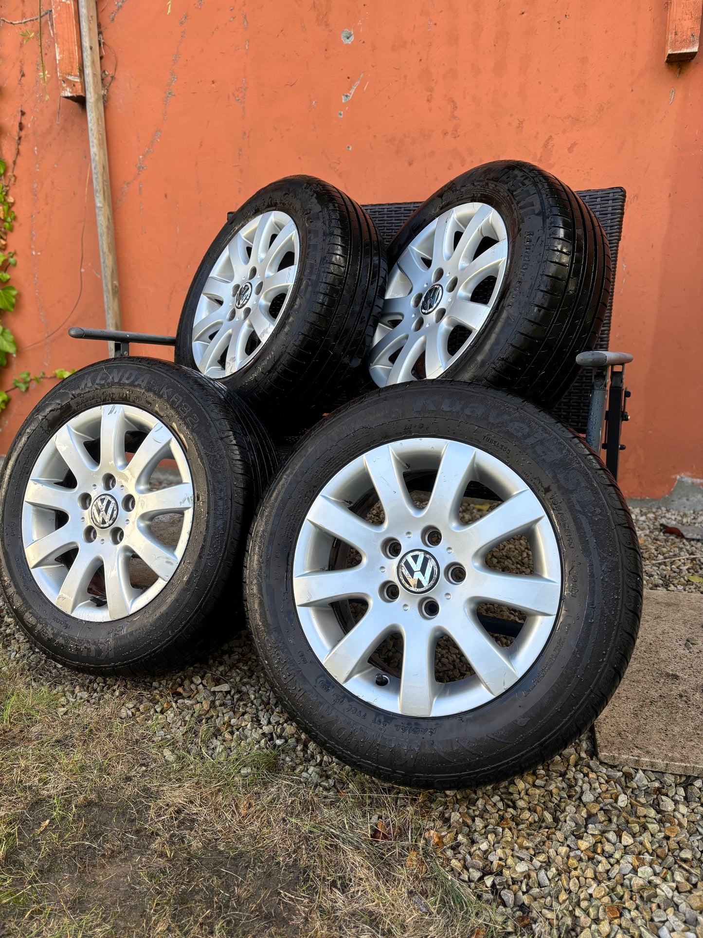 Genuine Volkswagen Golf Mk5 17” Alloys- Complete set with tyres